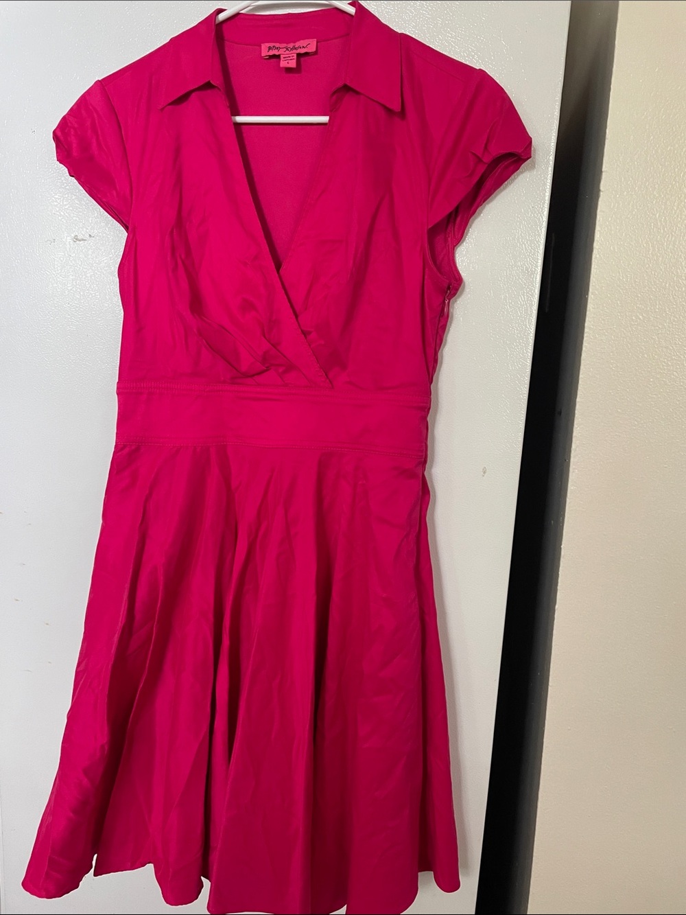 Betsey Johnson Size 6 Hot Pink Fun Flirty Feminine Cap-Sleeve Fit & Flare Dress